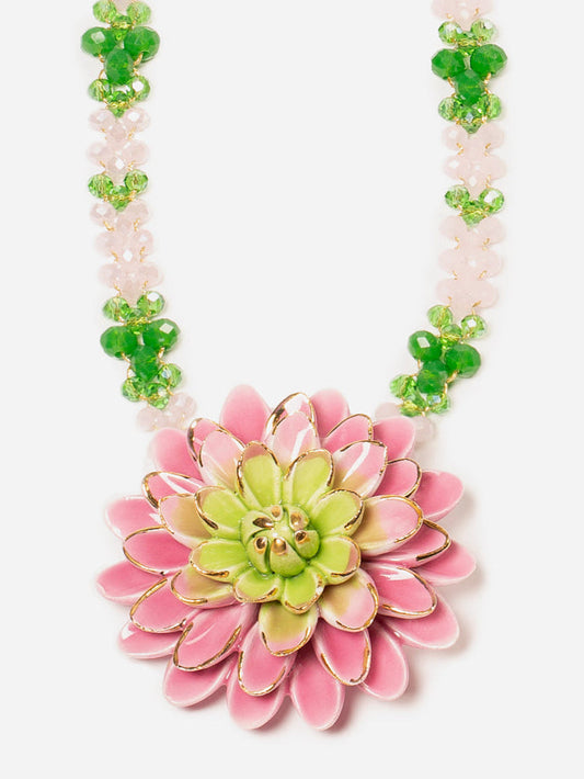 MATILDE, COLLAR DE CADENA TRENZADA CON HILO DORADO EN TONOS ROSA Y VERDE CON COLGANTE DE FLOR ROSA Y VERDE.