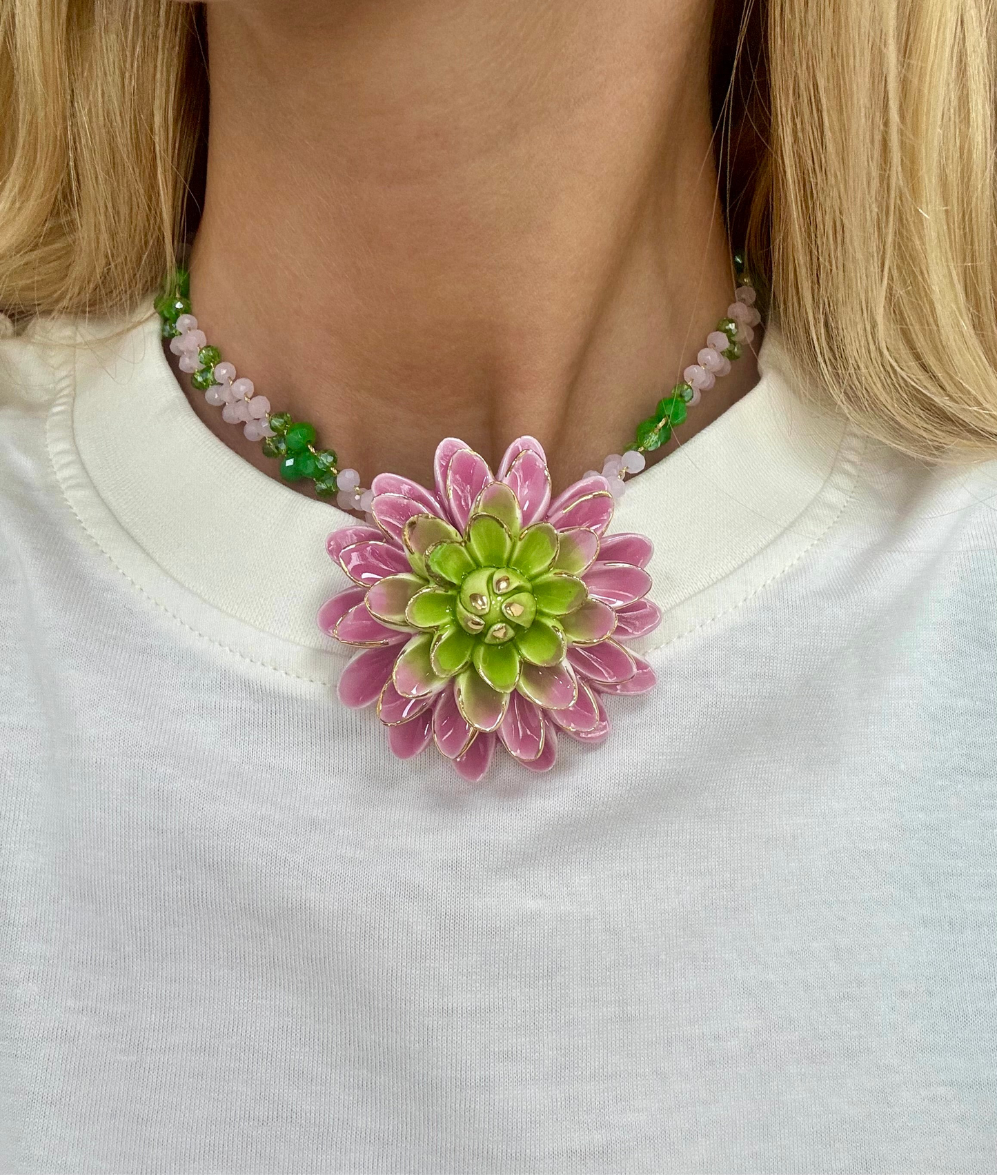 MATILDE, COLLAR DE CADENA TRENZADA CON HILO DORADO EN TONOS ROSA Y VERDE CON COLGANTE DE FLOR ROSA Y VERDE.