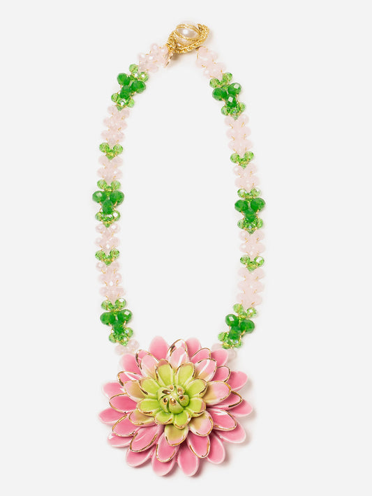 MATILDE, COLLAR DE CADENA TRENZADA CON HILO DORADO EN TONOS ROSA Y VERDE CON COLGANTE DE FLOR ROSA Y VERDE.