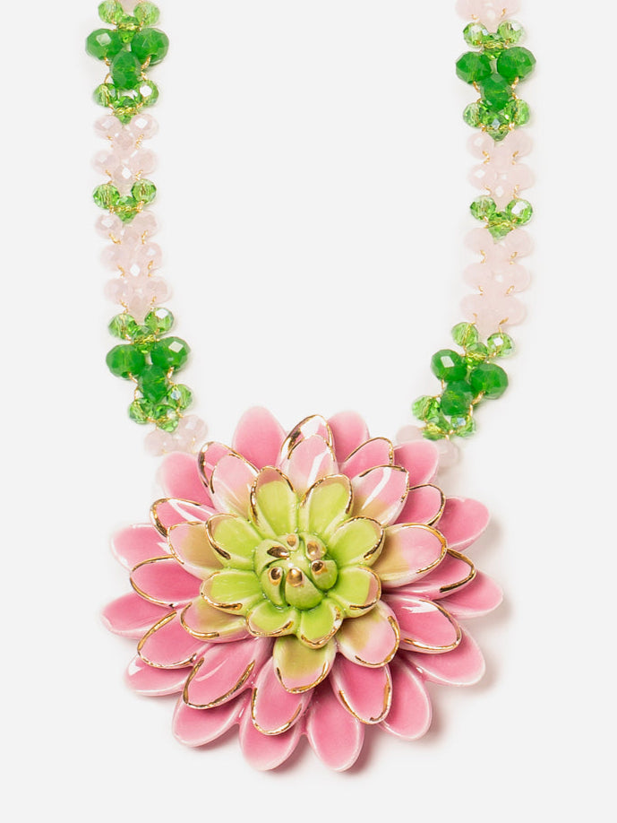 MATILDE, COLLAR DE CADENA TRENZADA CON HILO DORADO EN TONOS ROSA Y VERDE CON COLGANTE DE FLOR ROSA Y VERDE.